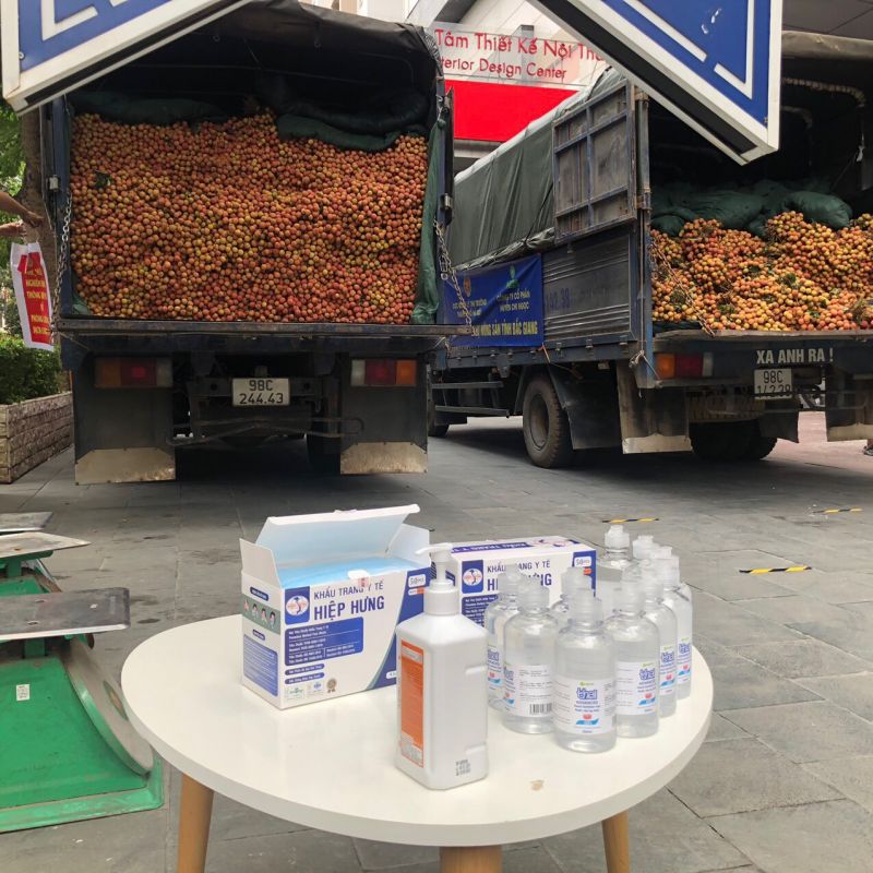 Việc bán vải cũng được đảm bảo các biện pháp phòng chống Covid-19