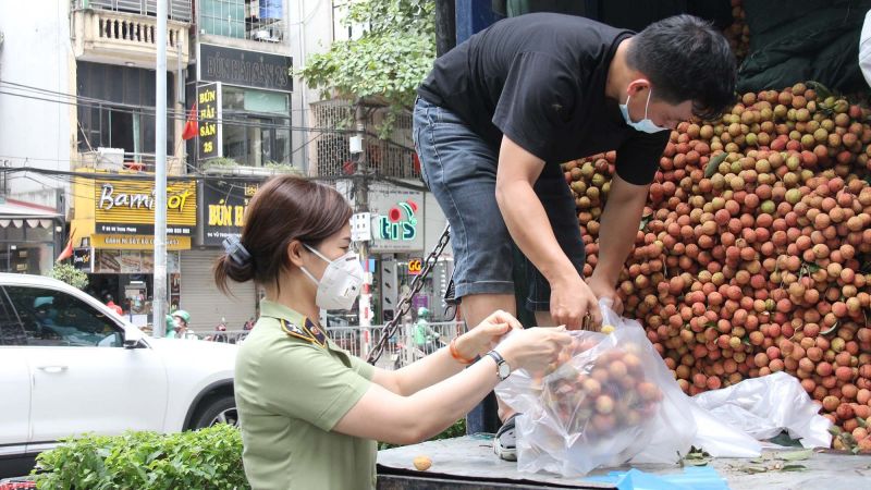 Lực lượng QLTT đã được sự ủng hộ của người dân nên số vải được bán rất nhanh trong ngày 4/6