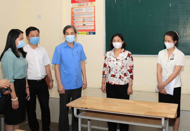 Phó Bí thư Thường trực Thành ủy Nguyễn Thị Tuyến kiểm tra công tác chuẩn bị tại điểm thi Trường THPT Phan Đình Phùng Phó Bí thư Thường trực Thành ủy Nguyễn Thị Tuyến kiểm tra công tác chuẩn bị tại điểm thi Trường THPT Phan Đình Phùng