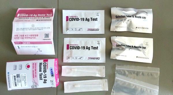 Một bộ gồm 2 kit test nhanh Covid-19 xách tay từ Hàn Quốc đang được rao bán trên chợ mạng. Ảnh: Chụp màn hình. Một bộ gồm 2 kit test nhanh Covid-19 xách tay từ Hàn Quốc đang được rao bán trên chợ mạng. Ảnh: Chụp màn hình.