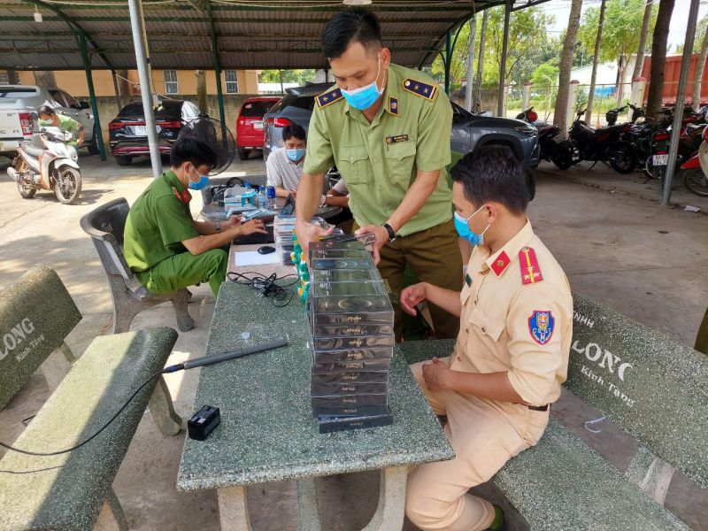 Lực lượng chức năng kiểm tra l&ocirc; h&agrave;ng