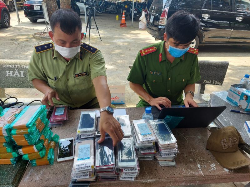 Lực lượng chức năng kiểm đếm sản phẩm c&oacute; dấu hiệu vi phạm