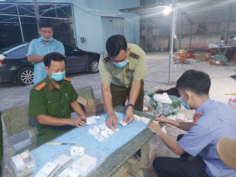 Lực lượng chức năng ph&aacute;t hiện 81 vi&ecirc;n m&agrave;u trắng