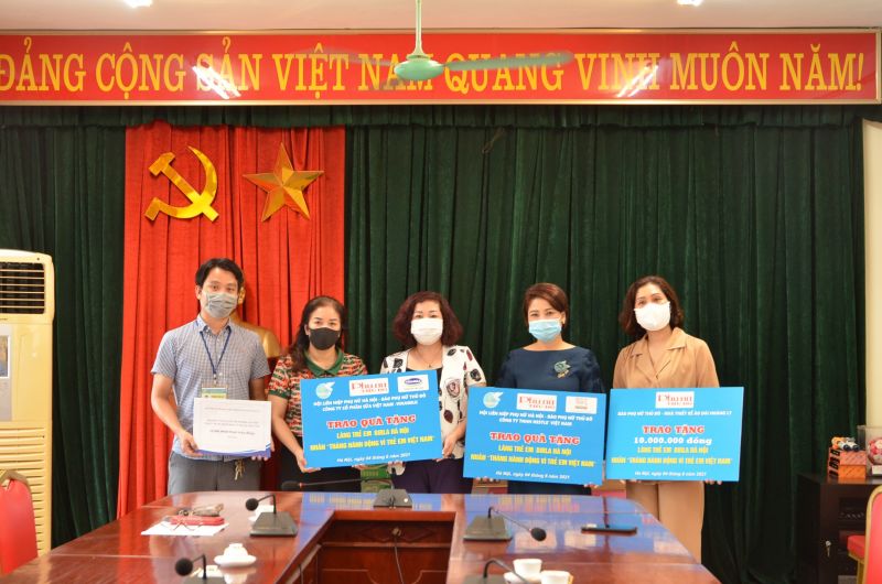 B&aacute;o Phụ nữ Thủ đ&ocirc; trao qu&agrave; cho đại diện L&agrave;ng trẻ em Birla H&agrave; Nội.