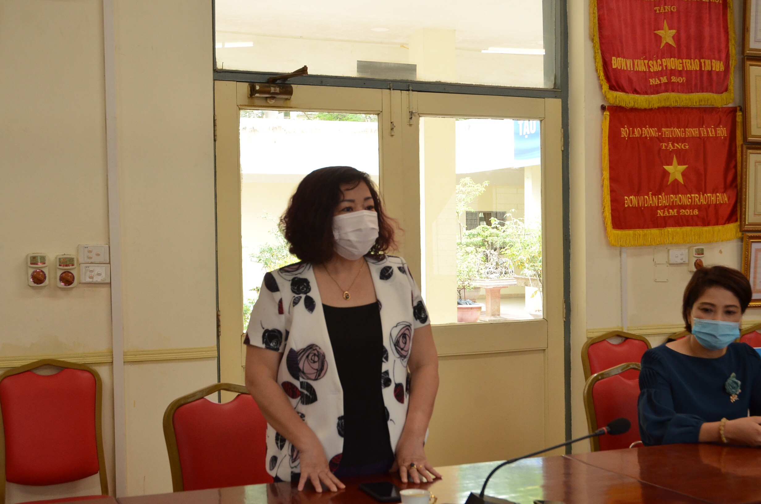 Đồng ch&iacute; L&ecirc; Thi&ecirc;n Hương Ph&oacute; CT Hội LHPN H&agrave; Nội ph&aacute;t biểu tại buổi trao qu&agrave; cho c&aacute;c trẻ em l&agrave;ng Birla