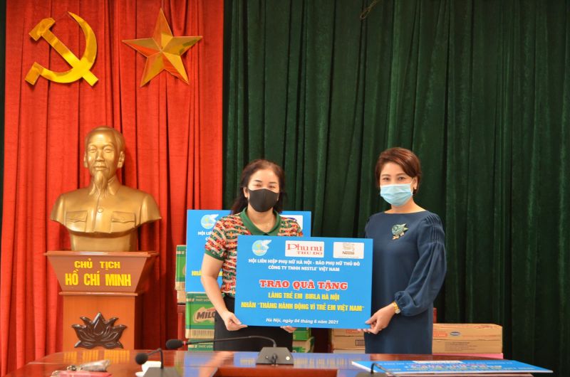 Đồng ch&iacute; L&ecirc; Quỳnh Trang trao qu&agrave; tặng cho l&atilde;nh đạo l&agrave;ng trẻ em Birla