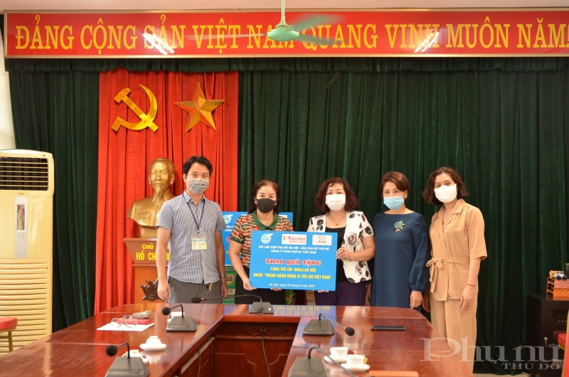 Những món quà dù không lớn nhưng là tình cảm và sự quan tâm, chia sẻ của báo Phụ nữ Thủ đô cùng các nahf tài trợ gửi tới những trẻ em khó khăn đang được nuôi dưỡng, chăm sóc tại Làng trẻ Birla Hà Nội.