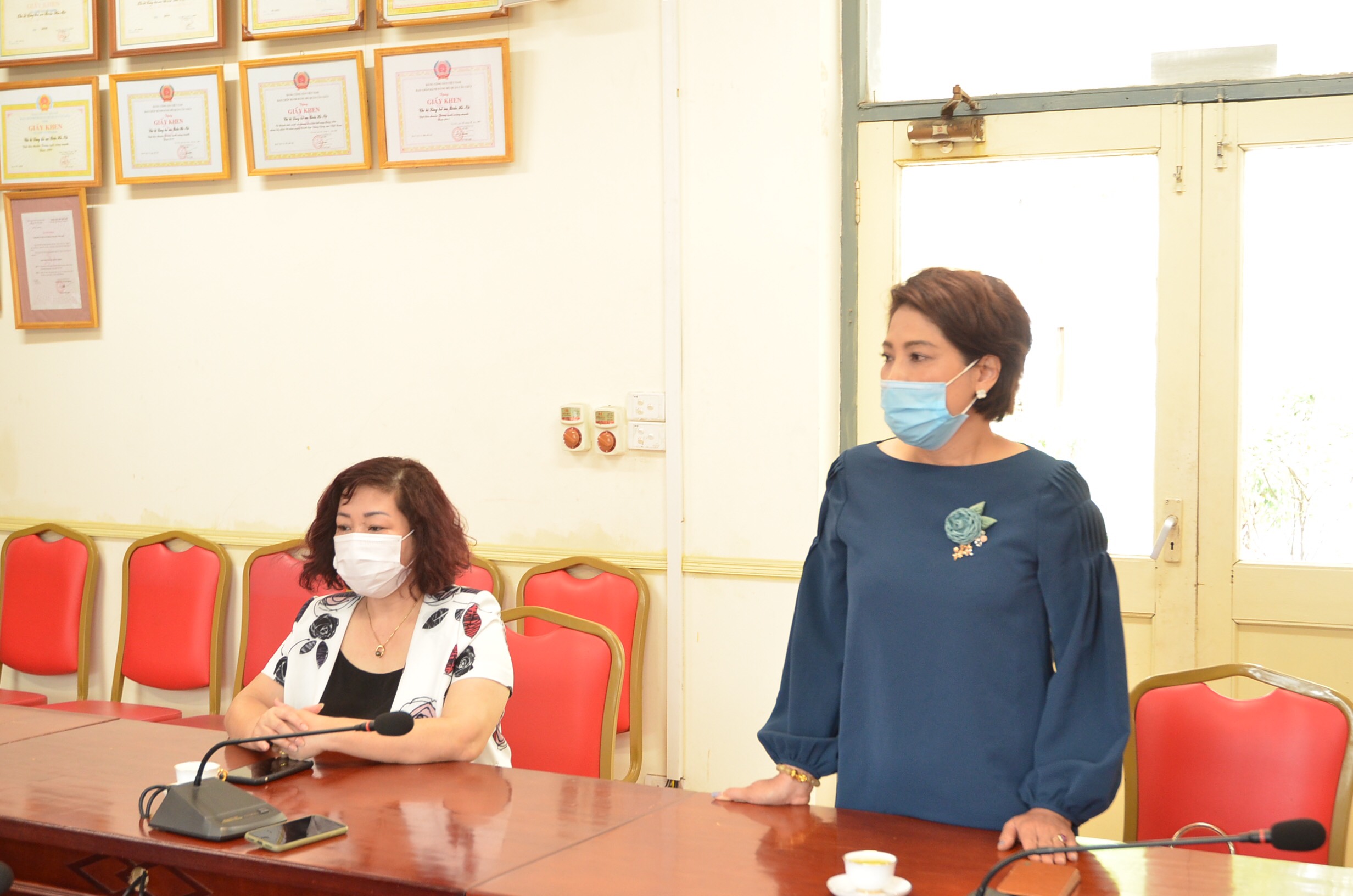 Đồng ch&iacute; L&ecirc; Quỳnh Trang - TBT B&aacute;o Phụ nữ thủ đ&ocirc; chia sẻ &yacute; kiến trong buổi lễ trao qu&agrave;