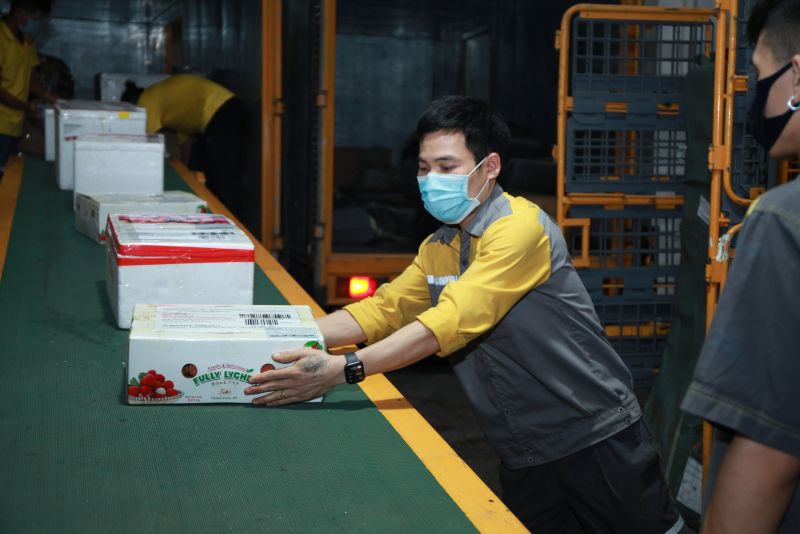 VnPost cũng chủ động x&acirc;y dựng phương &aacute;n, sẵn s&agrave;ng tiếp nhận v&agrave; b&aacute;n c&aacute;c sản phẩm n&ocirc;ng sản tại c&aacute;c điểm giao dịch của Bưu điện hoặc thiết lập c&aacute;c điểm b&aacute;n h&agrave;ng lưu động