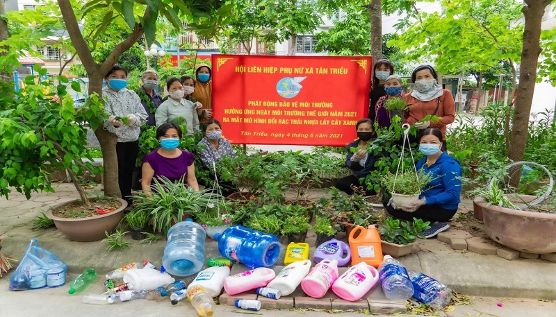 Cán bộ hội viên phụ nữ xã Tân Triều trong ngày phát động bảo vệ môi trường Cán bộ hội viên phụ nữ xã Tân Triều trong ngày phát động bảo vệ môi trường