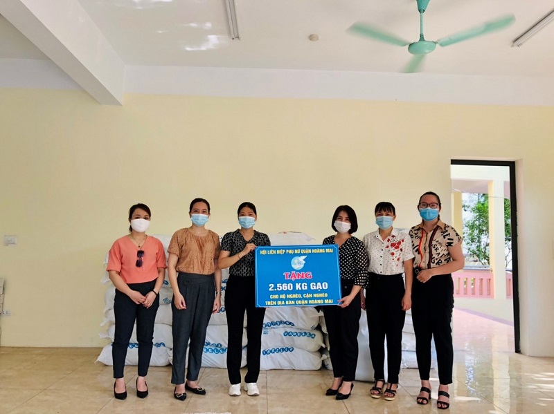 Hội LHPN quận Ho&agrave;ng Mai tặng