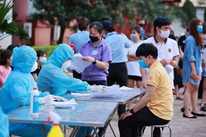 Lấy mẫu xét nghiệm cho công nhân tại các vùng có dịch