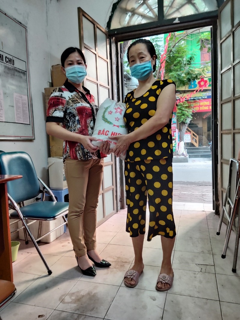 Mỗi hộ gia đ&igrave;nh sẽ nhận được 10 kg gạo