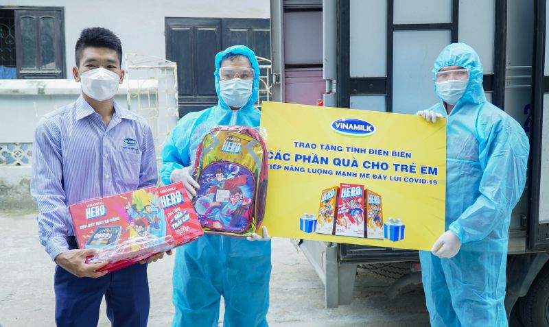 Vinamilk đ&atilde; li&ecirc;n tiếp thực hiện c&aacute;c chuyến tặng sữa v&agrave; qu&agrave; cho c&aacute;c em nhỏ trong c&aacute;c khu c&aacute;ch ly tập trung tại nhiều tỉnh th&agrave;nh &ldquo;điểm n&oacute;ng&rdquo; về dịch.
