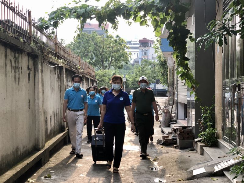 Các cán bộ, hội viên phụ nữ Chi hội 9, phường Vạn Phúc ra quân tuyên truyền bằng loa kéo. Buổi tuyên truyền có sự tham gia hưởng ứng của Ban công tác mặt trận tổ dân phố và các đoàn thể