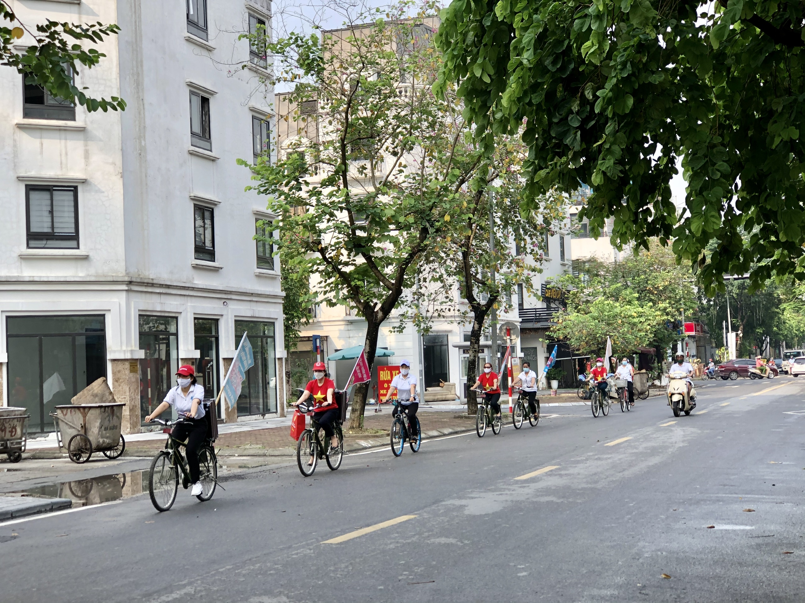 Tổ tuyên truyền cơ động bằng xe đạp của Hội LHPN phường Phú La đã hoạt động từ năm 2020, đến nay đã trở thành nếp sinh hoạt thường thấy của cán bộ, hội viên và người dân