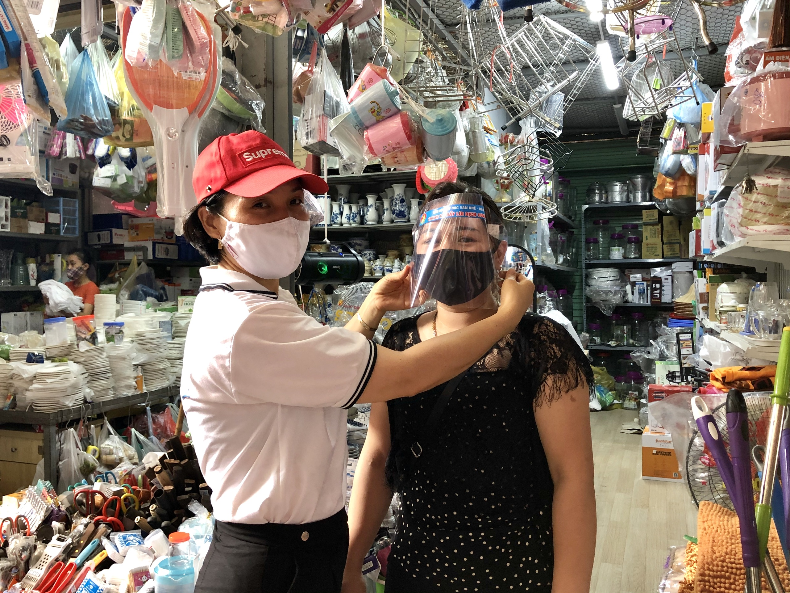 Ngoài tuyên truyền lưu động, các chị còn tuyên truyền đến các tiểu thương tại chợ Văn La, tặng khẩu trang và màng chắn giọt bắn để công tác phòng dịch được hiệu quả, an toàn