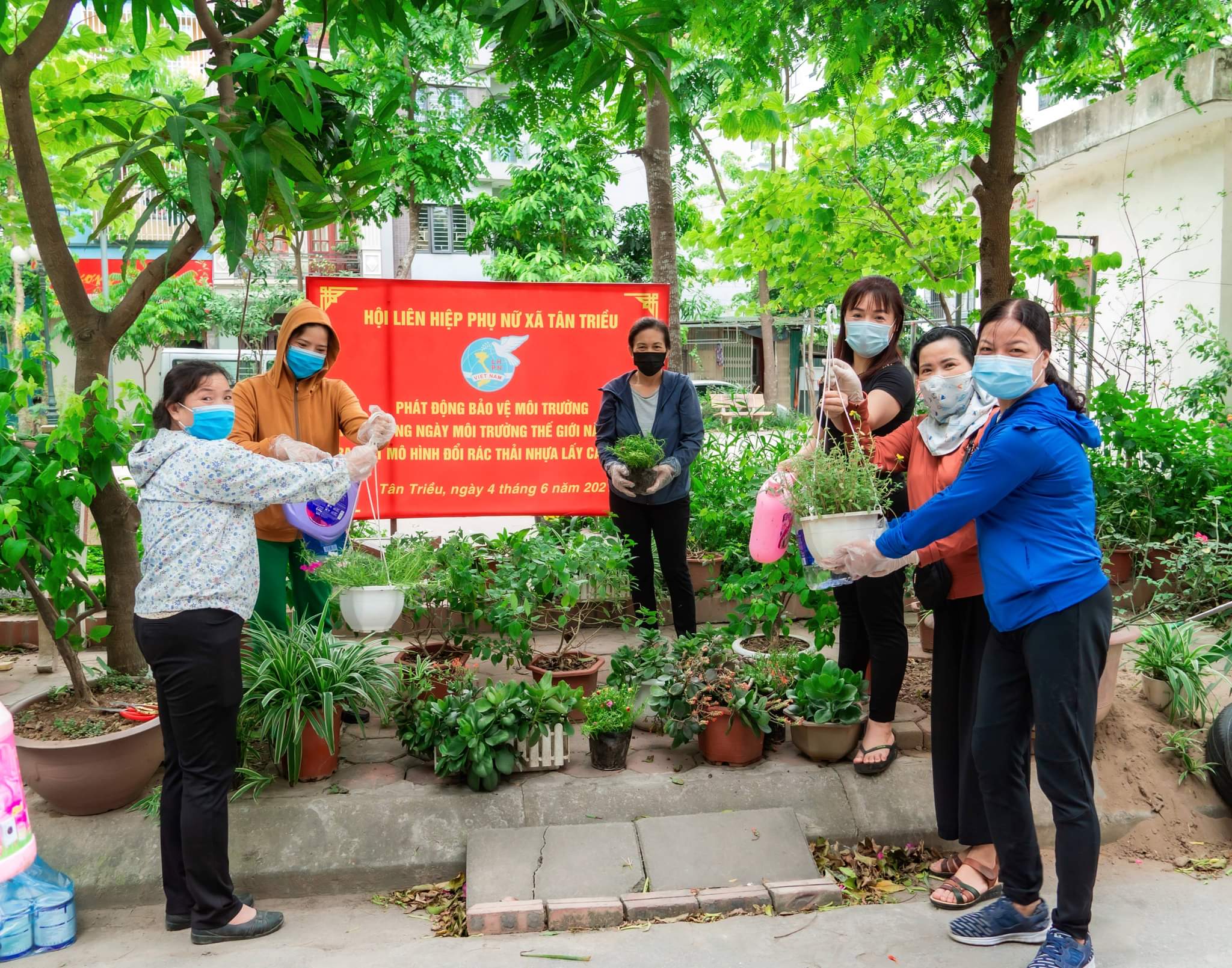 Mô hình trồng hoa từ vật liệu tái chế và đổi rác thải nhựa lấy cây xanh thu hút đông đảo hội viên tham gia