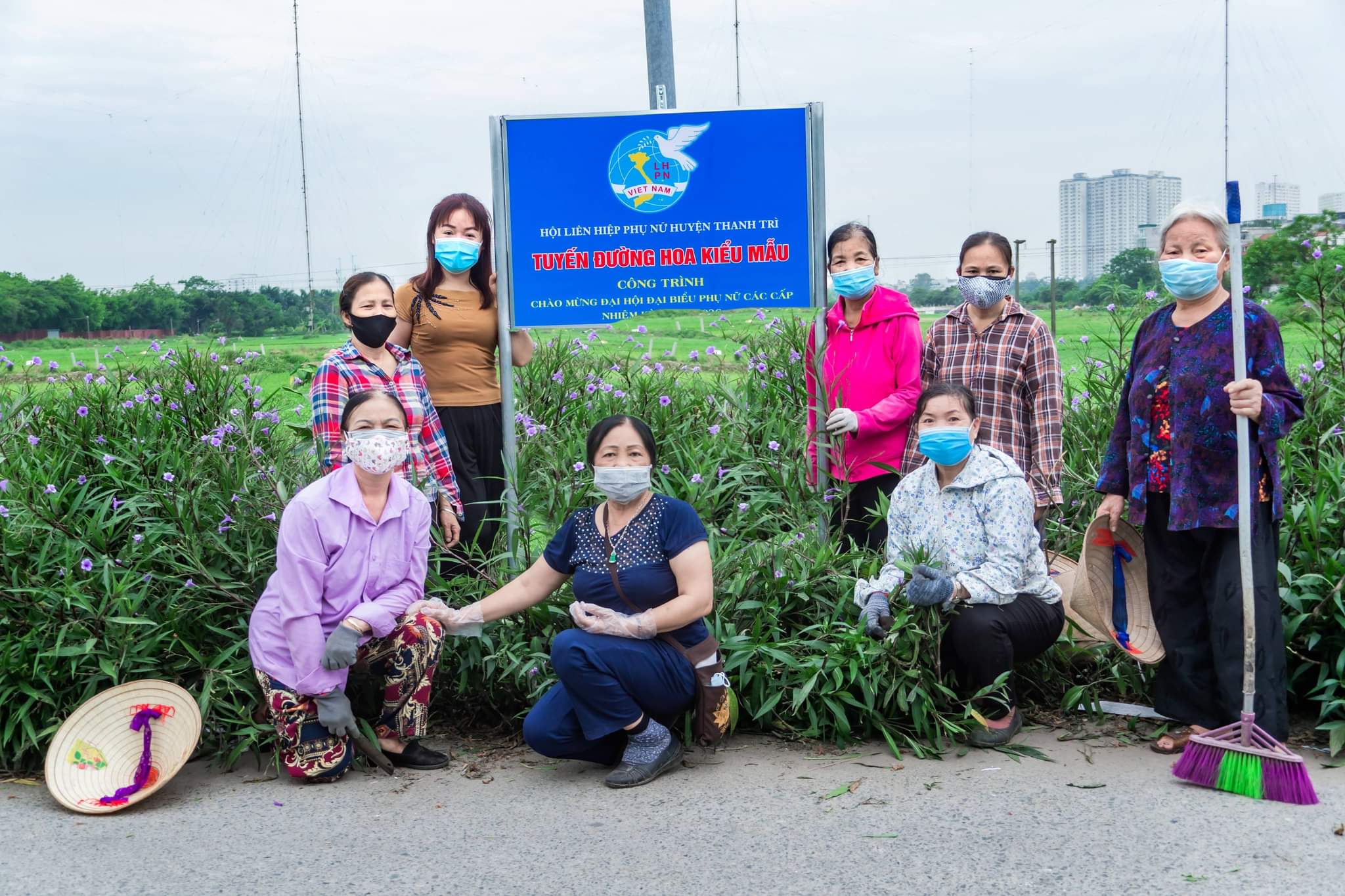 Các cán bộ, hội viên phụ nữ chăm sóc vườn hoa kiểu mẫu
