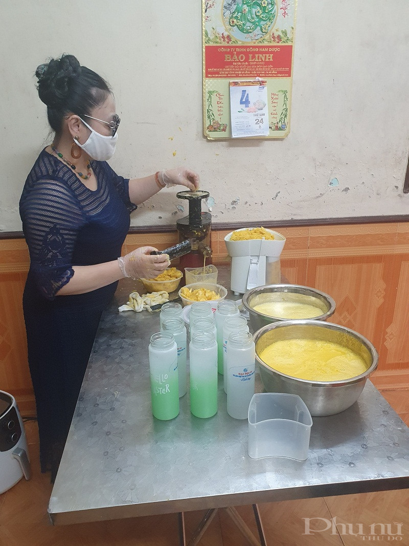 Bên cạnh những món ăn ngon là những cốc nước hoa quả, sinh tố thơm ngon do chính bàn tay của cán bộ hội viên phụ nữ  đảm nhiệm