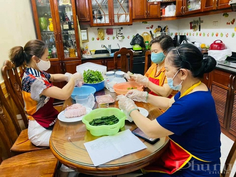 Mỗi suất ăn của cán bộ hội viên phụ nữ phường Liễu Giai luôn chứa đựng tình cảm, sự yêu thương gửi tới các chiến sỹ áo trắng tuyến đầu phòng chống dịch