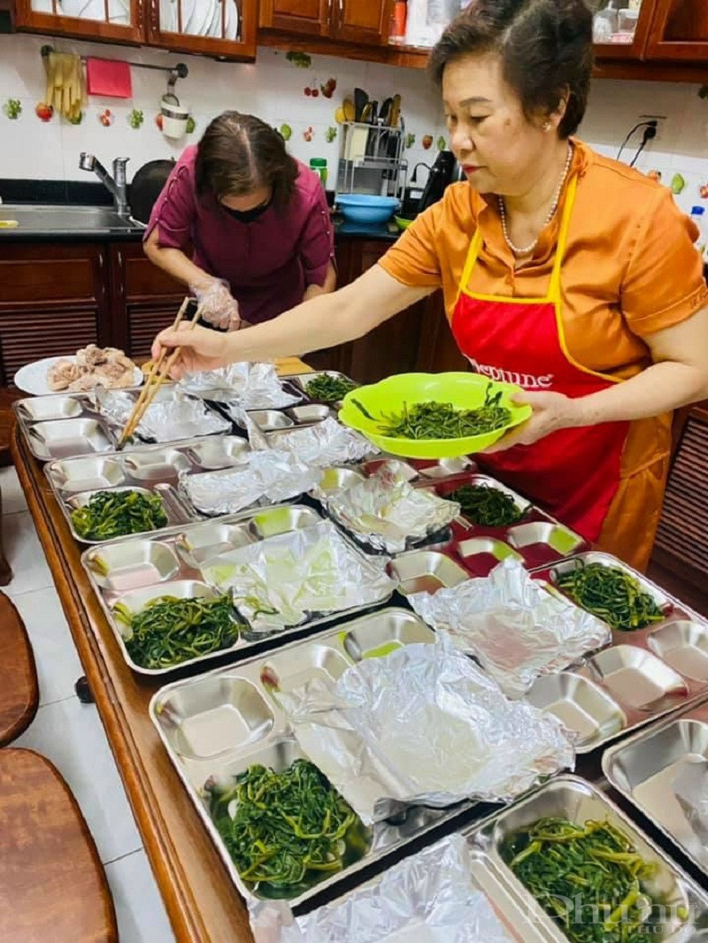 Thực hiện sự chỉ đạo của BTV Hội LHPN quận Ba đình, hưởng ứng mô hình “Bữa cơm ấm tình” do Quận hội phát động, Hội phụ nữ phường đã huy động các nguồn xã hội hoá từ CBHV phụ nữ, các nhà hảo tâm, các tổ chức ủng hộ cho hoạt động nấu cơm gửi tặng các y, bác sỹ đội xét nghiệm của TTYT quận Ba Đình