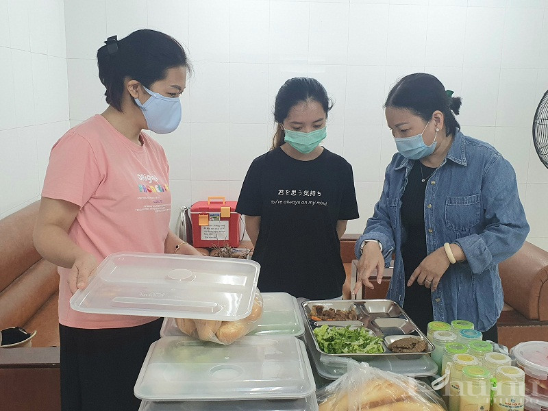 Cán bộ hội viên phụ nữ phường Vĩnh Phúc  chuẩn bị các suất ăn yêu thương