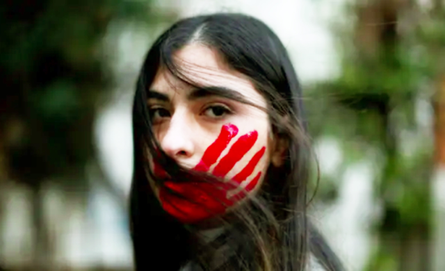 Một phụ nữ Liban trong cuộc biểu tình chống quấy rối tình dục, cưỡng hiếp và bạo lực gia đình ở Beirut.