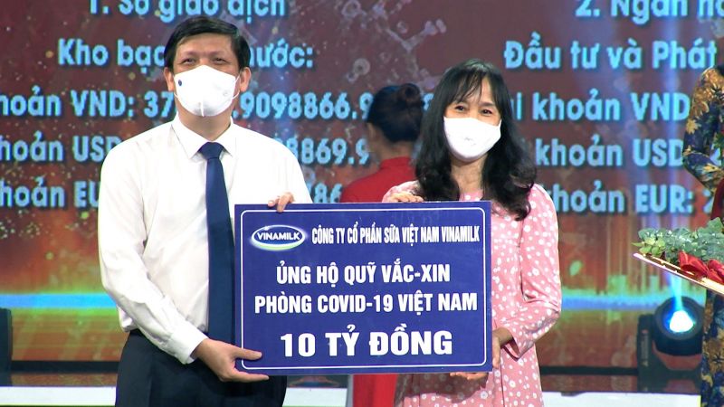 Đại diện Vinamilk trao 10 tỷ đồng đóng góp vào Quỹ Vaccine phòng Covid-19 cho đại diện Bộ Y tế