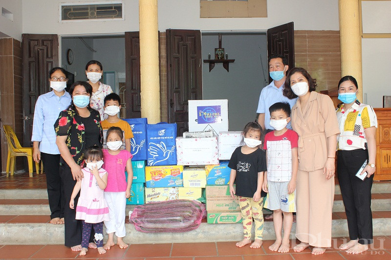 Đoàn công tác Hội LHPN Hà Nội  tặng quà cho các sơ và các cháu nhỉ tại Mái ấm Thiên Ân