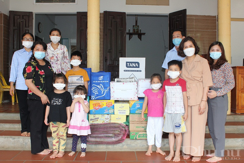 Hội LHPN Hà Nội thời gian quan đã luôn nhận được sự quan tâm chia sẻ, hỗ trợ của các nhà hảo tâm, các nhà tài trợ đã đồng hành để chia sẻ với những em nhỏ có hoàn cảnh khó khăn trên địa bàn TP