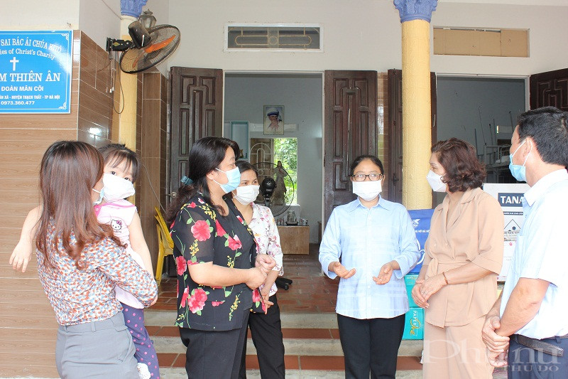 Những món quà nhỏ của các cô, các bác trong Đảng ủy cơ quan Hội LHPN Hà Nội mang đến cho các em dịp này như một nguồn động viên, chia sẻ yêu thương, mong muốn các em có sức khoẻ thật tốt để được đến trường như bao đứa trẻ khác