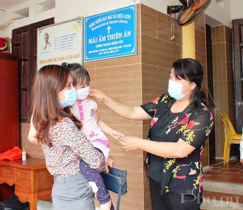 Những đứa trẻ nơi đây vốn khát tình cảm của người mẹ, khi thấy đoàn công tác tới thăm, các cháu cứ quấn lấy các cô các bác để được ôm, được bế vỗ về yêu thương