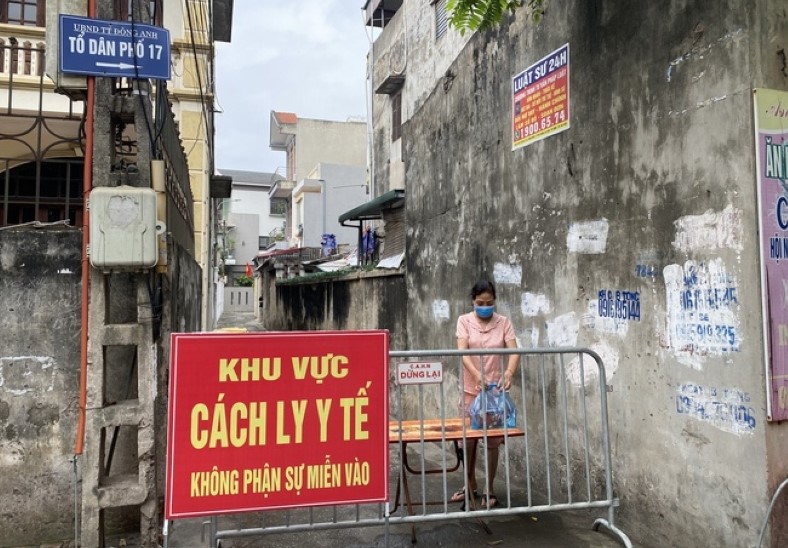 Huyện Đông Anh phong tỏa khu vực nơi ở của ca dương tính với SARS-CoV-2. Ảnh: K.H.