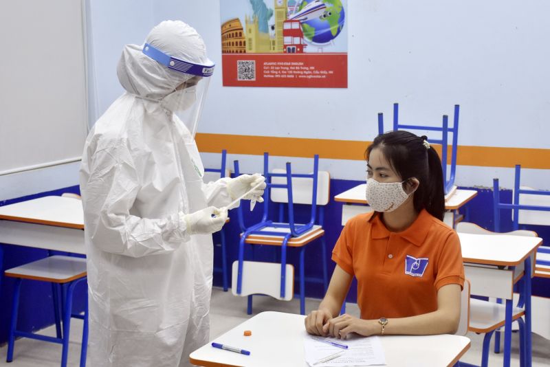 Kiểm tra th&acirc;n nhiệt v&agrave; khai b&aacute;o lịch sử dịch tễ