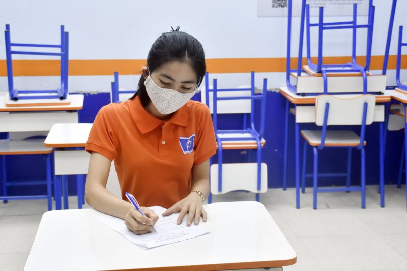 Th&iacute; sinh l&agrave;m b&agrave;i thi