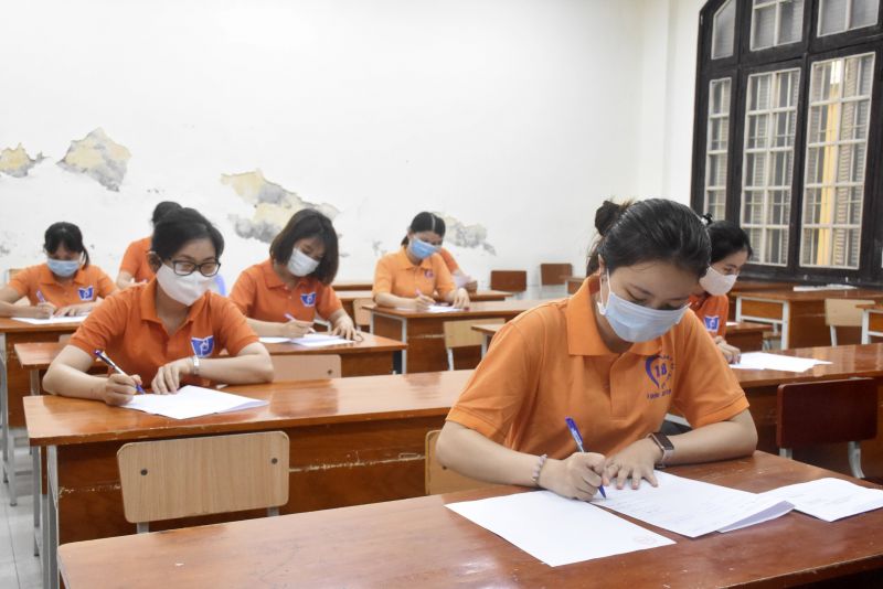 Th&iacute; sinh trong ph&ograve;ng thi