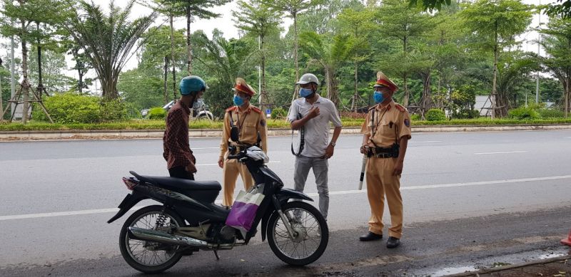 Cán bộ CSGT nhắc nhở người dân thực hiện đeo khẩu trang cho nghiêm túc