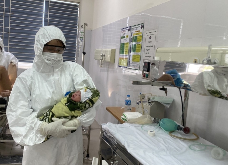 B&eacute; g&aacute;i ch&agrave;o đời nặng 2,2 kg tại BV Bệnh Nhiệt đới TƯ.