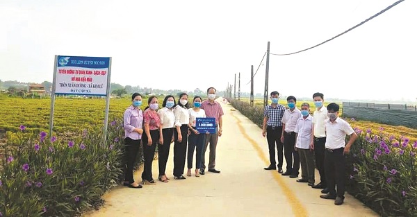 Hội LHPN huyện Sóc Sơn gắn biển công trình tuyến đường tự quản xanh – sạch - đẹp     nở hoa kiểu mẫu tại xã Kim Lũ