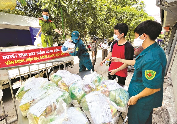 Hàng hoá đã bao gói cẩn thận được chuyển lên xe