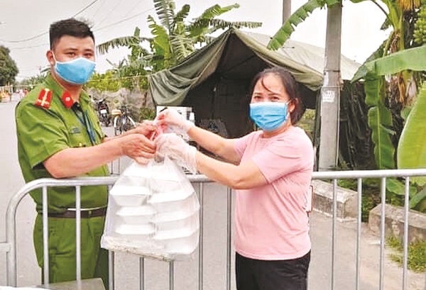 Các suất cơm được chị em phụ nữ xã Kim Sơn chuyển đến lực lượng phòng dịch tại các chốt trực