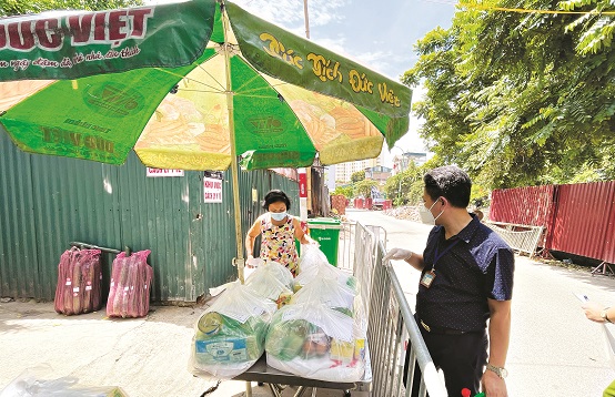 Người dân ở tổ dân phố 11 nhận hàng               hỗ trợ