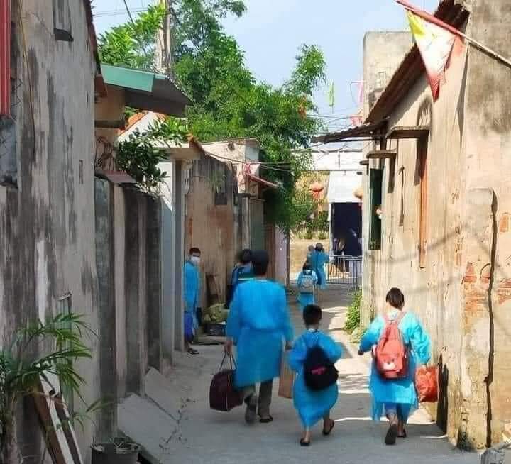 Vợ chồng anh Đỗ Thế To&agrave;n c&ugrave;ng 3 con đi c&aacute;ch ly từ ng&agrave;y 9/5