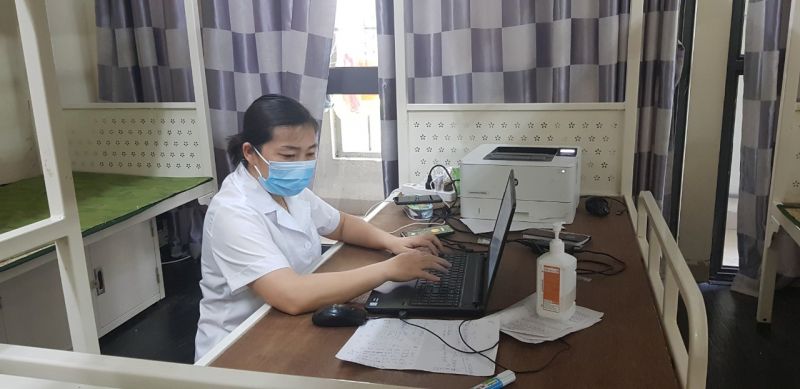 B&aacute;c sĩ Trịnh Thị Thu Hương, Tổ trưởng tổ y tế của khu c&aacute;ch ly, l&agrave; c&aacute;n bộ Trung t&acirc;m y tế huyện Thạch Thất lu&ocirc;n bận rộn giải quyết c&aacute;c vấn đề của c&ocirc;ng d&acirc;n