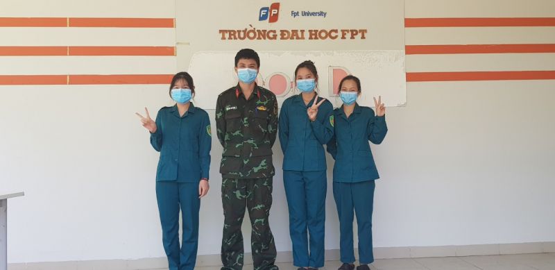 Ba c&ocirc; g&aacute;i trẻ d&acirc;n qu&acirc;n c&ugrave;ng c&aacute;n bộ Nguyễn Duy Đức