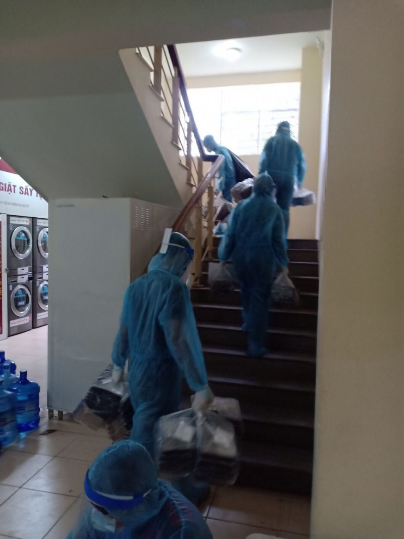 C&aacute;c d&acirc;n qu&acirc;n đi thang bộ 5 tầng mang cơm đến từng ph&ograve;ng c&ocirc;ng d&acirc;n