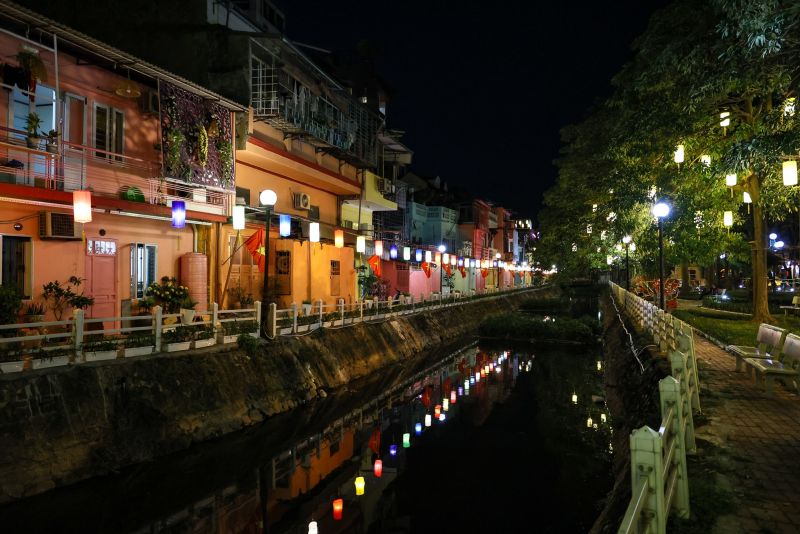 200 chiếc đèn lồng rực rỡ bên tuyến mương hồ Trúc Bạch