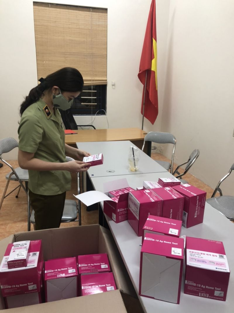 Lực lượng QLTT kiểm tra lô hàng