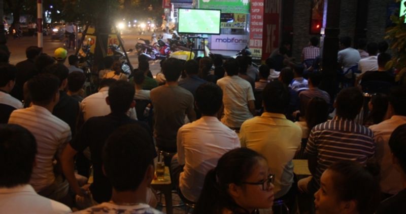 Bộ Y tế yêu cầu không tụ tập xem bóng đá, tránh nguy cơ lây nhiễm Covid-19 - ảnh 1